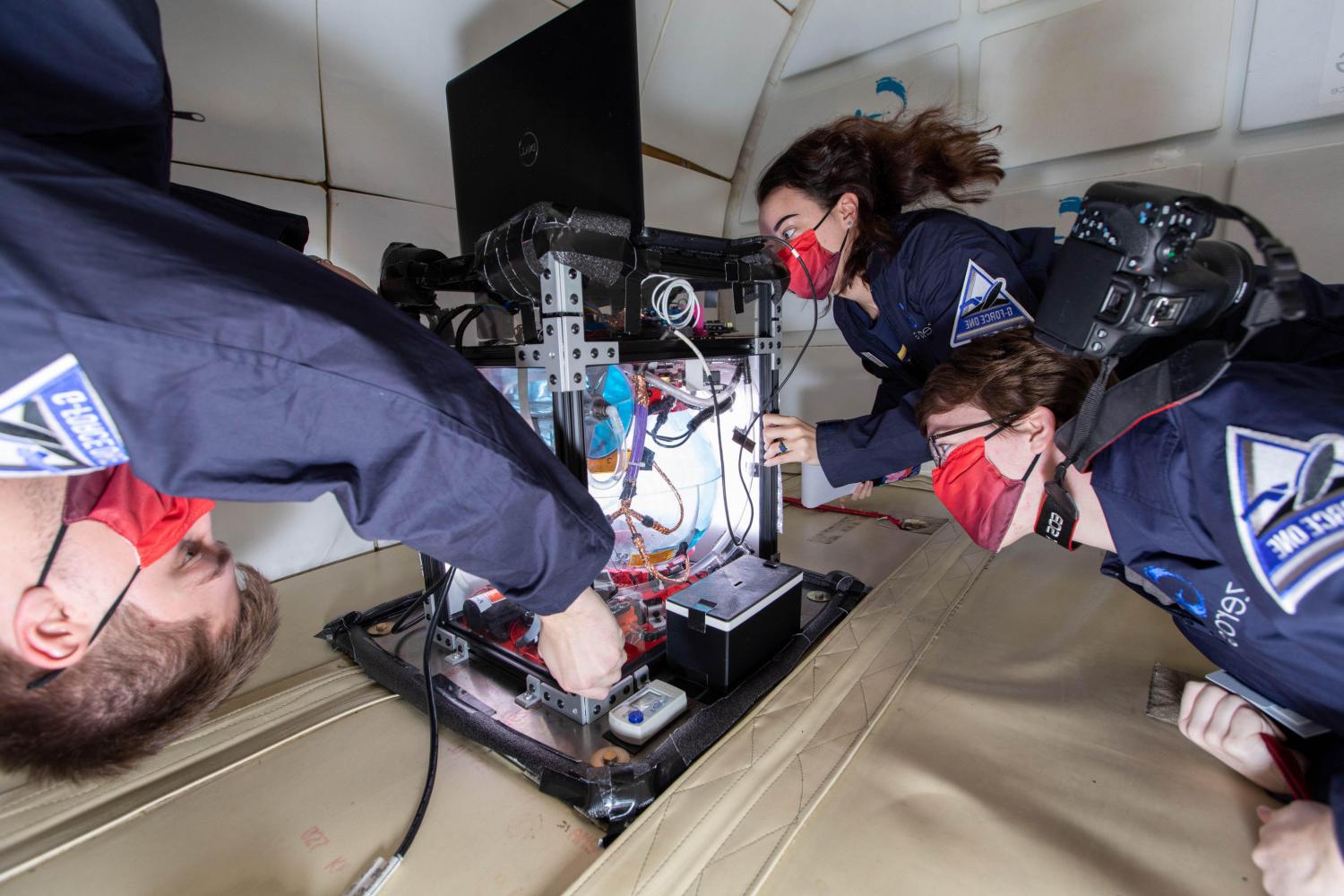 Members of the 全球十大赌钱排行app Microgravity Team conduct research aboard NASA?S零g飞机.